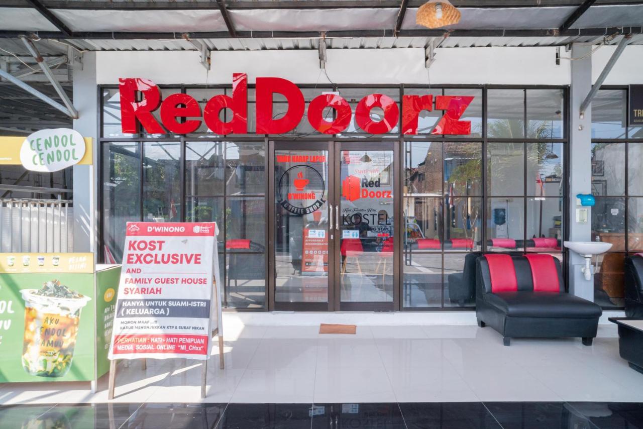 Отель Reddoorz Syariah At Winong Nganjuk Экстерьер фото