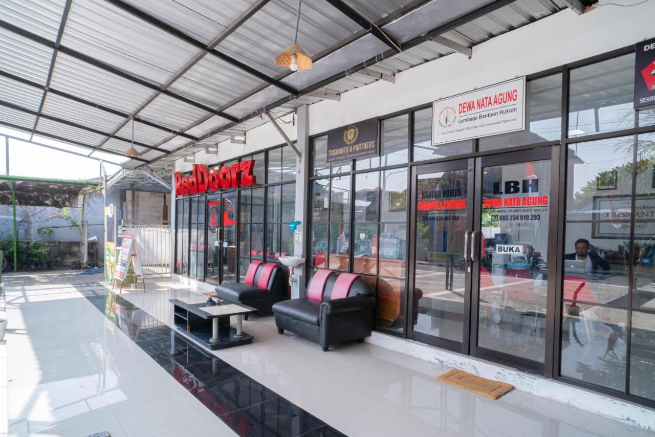 Отель Reddoorz Syariah At Winong Nganjuk Экстерьер фото