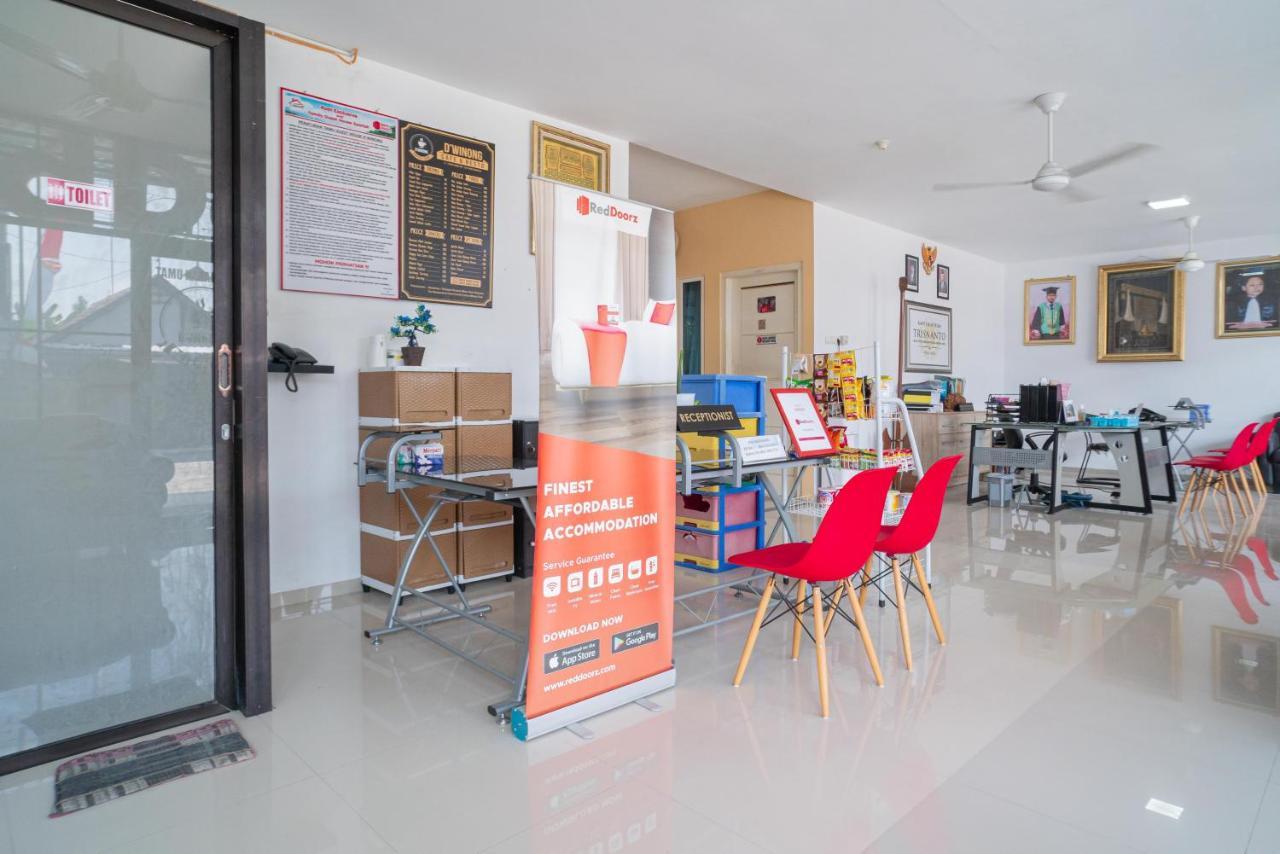 Отель Reddoorz Syariah At Winong Nganjuk Экстерьер фото