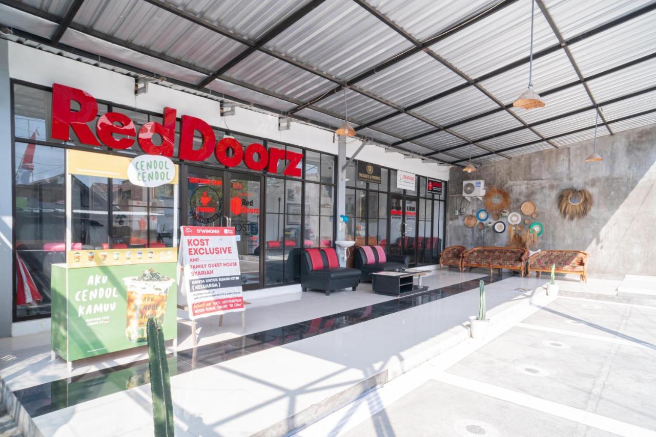 Отель Reddoorz Syariah At Winong Nganjuk Экстерьер фото