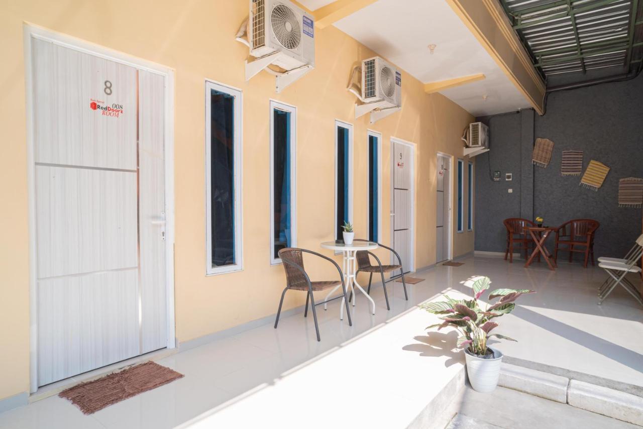 Отель Reddoorz Syariah At Winong Nganjuk Экстерьер фото